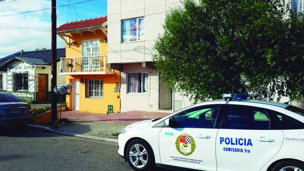 Personal policial interviniendo en el lugar del robo.