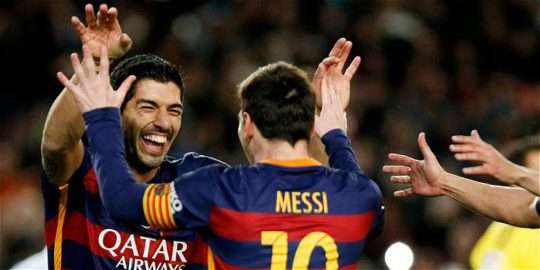 BARCELONA. Suárez y Messi, en el duelo catalán (AFP).