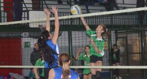 LA MAS CHICA. La central Celeste Méndez (13 años) pega ante Gisela González, en el 4º set.