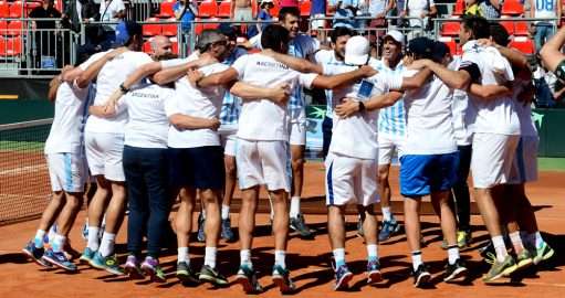 Con el acompañamiento del público argentino, Delbonis y compañía se metieron en semifinales de la Copa Davis.