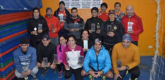 PREMIACION. Silva, J.Torres, Sommariva, Romero, Colivoro, Rivadero, M.Rodríguez, M.Cárcamo y Oller; F.Torres, Casal, Guillán, Bustos, García, Pichuncheo y De la Vega. Premios personalizados por categoría, y en la general 5 trofeos para varones, y 3 para mujeres.