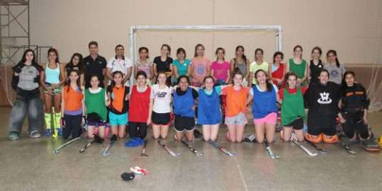 Las chicas de la preselección Sub-14 que el pasado sábado estuvieron realizando una nueva práctica con el entrenador Hugo Murúa pensando en el Campeonato Nacional.