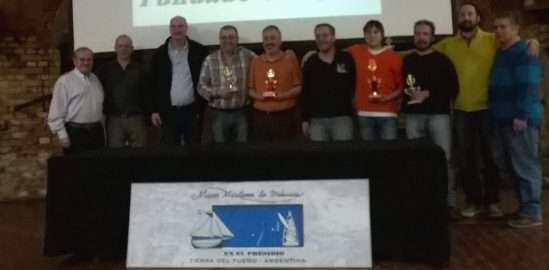 PREMIACION. Aldo Mattioni (Delegado PA), Colantonio, Navarro, Zajic, Barra, Arias, Hurtado, Diéguez, López y Rivera.