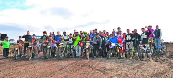 Imagen final de todo el grupo que se sumó a la clínica del piloto oficial Beta, Federico Velázquez. Foto: Ramón Newing.