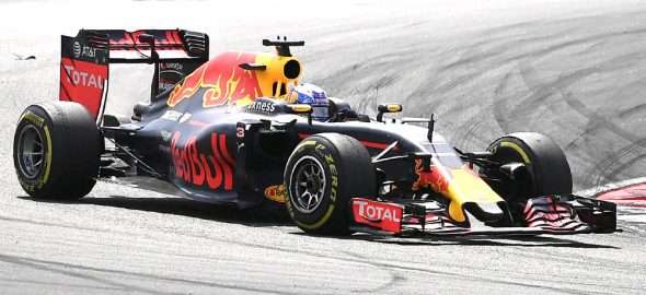 Daniel Ricciardo a bordo de su Red Bull quebró a Rosberg y a Hamilton. (Foto AFP).