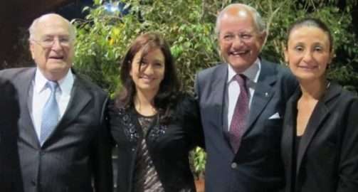 La Lic. Natalia Zavaroni y Dra. Gabriela Sabio junto al Dr. Abel Albino y el Dr. Fernando Mönckeberg.