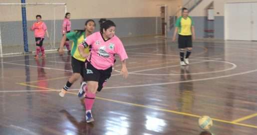 ESCUELA ARGENTINA. Goleó ayer 14-4 a Bº Austral. Aquí Brenda Castello escapa de Anahí Ochoa.
