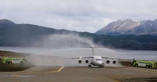 La gobernadora Rosana Bertone encabezó ayer la comitiva de recibimiento a las autoridades de Aerovías DAP que unen Ushuaia con Punta Arenas.