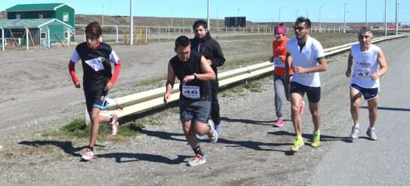 5 KILOMETROS. En la largada se alistan Yanacón, Ojeda, García, Carcar, Torres y Rojas.