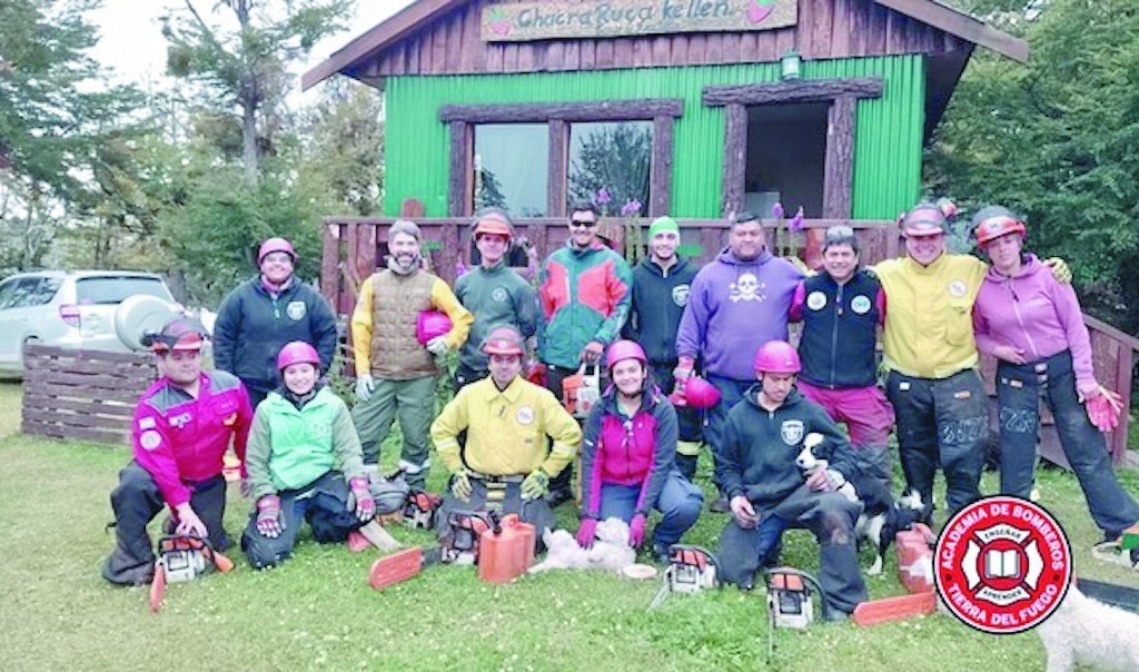 Ushuaia Volunteer Firefighters were trained in the safe use of chainsaws