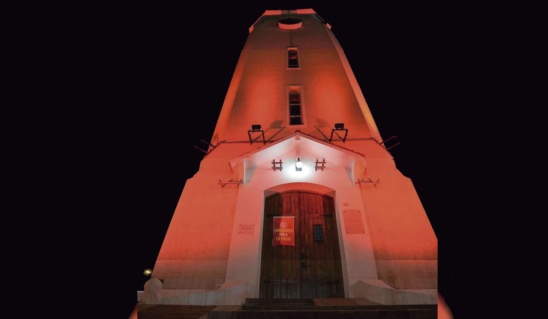 El 24 de octubre, “Día Mundial contra la Polio”, la Torre de Agua se viste de rojo