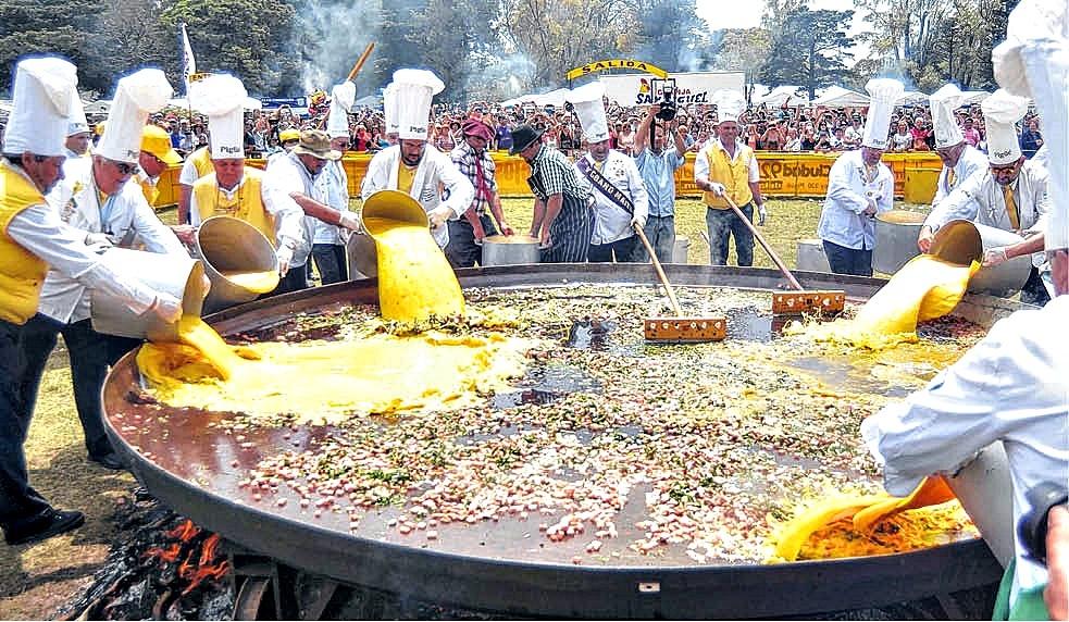 Cómo es la historia de la fiesta más tradicional de Pigüé, la ciudad del omelette gigante