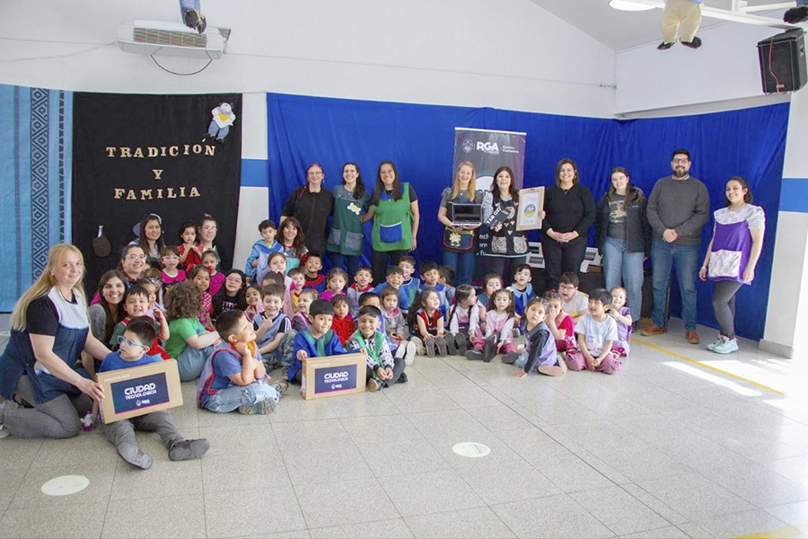 Entrega de equipamiento al Jardín 21 y Escuela Nº 4