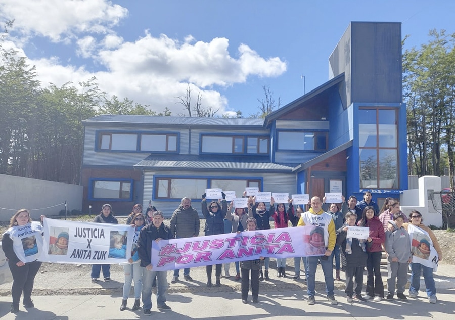 En Tolhuin hubo una marcha en reclamo de justicia por Ana Zuk