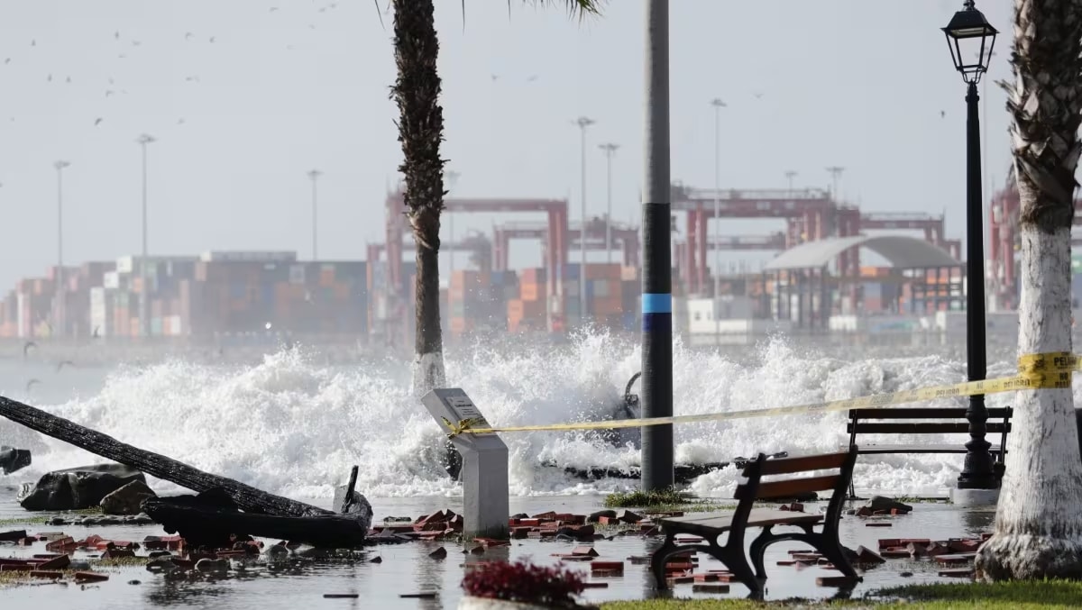 Oleaje fatal en Ecuador también afectó a Perú y puso en alerta a Chile