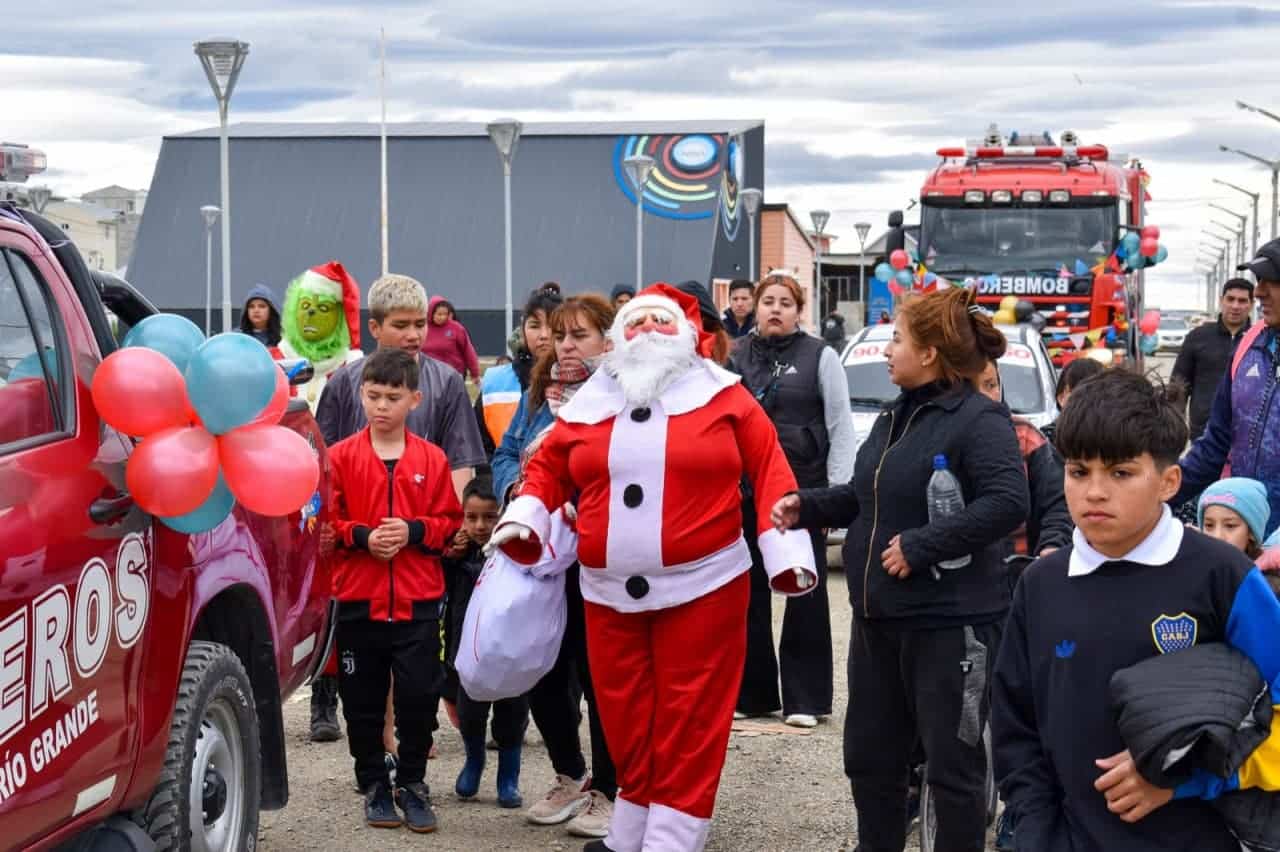 Barrios de Ushuaia y Río Grande recibieron la visita de Papá Noel y el Grinch