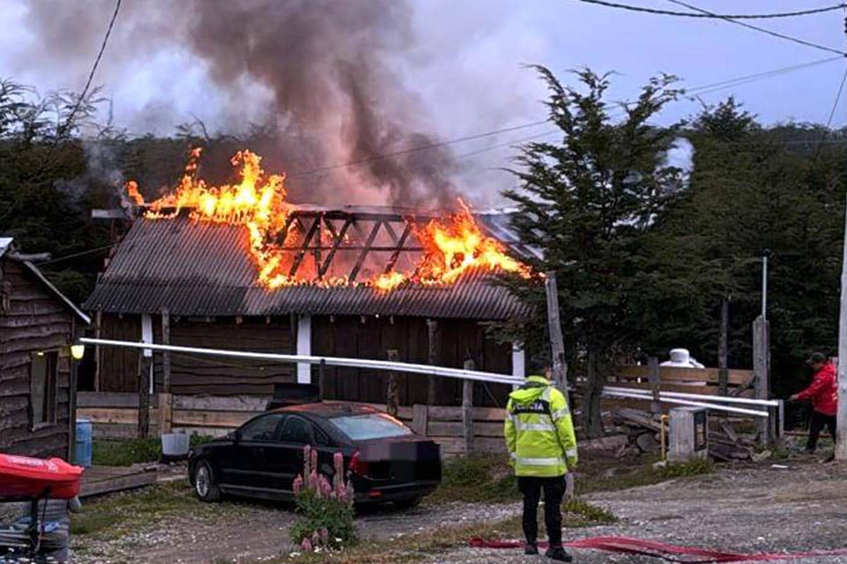 Tolhuin: el fuego devastó una vivienda