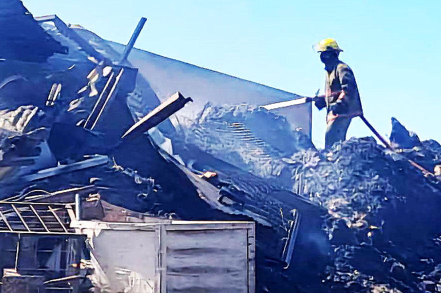 Bomberos extinguieron un nuevo reinicio de fuego en un lugar siniestrado