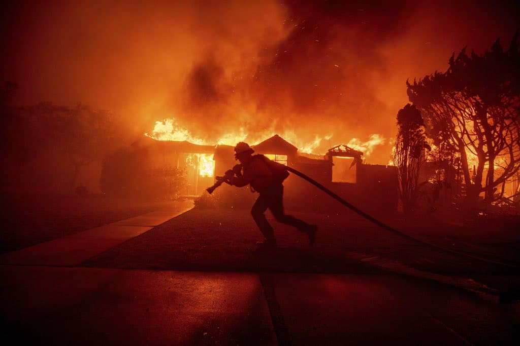 Incendio en California: más de 30 mil evacuados