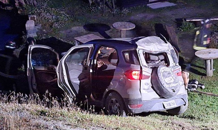 Una camioneta despistó y quedó en un zanjón