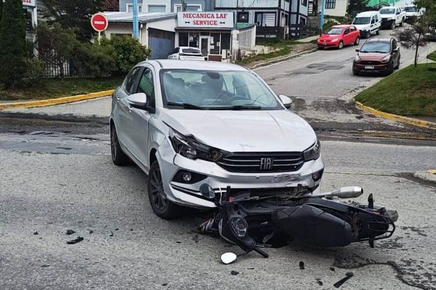 Chocaron un auto y una moto