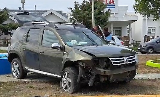 Una camioneta chocó contra un cantero