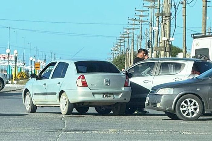 Dos vehículos colisionaron en una transitada esquina