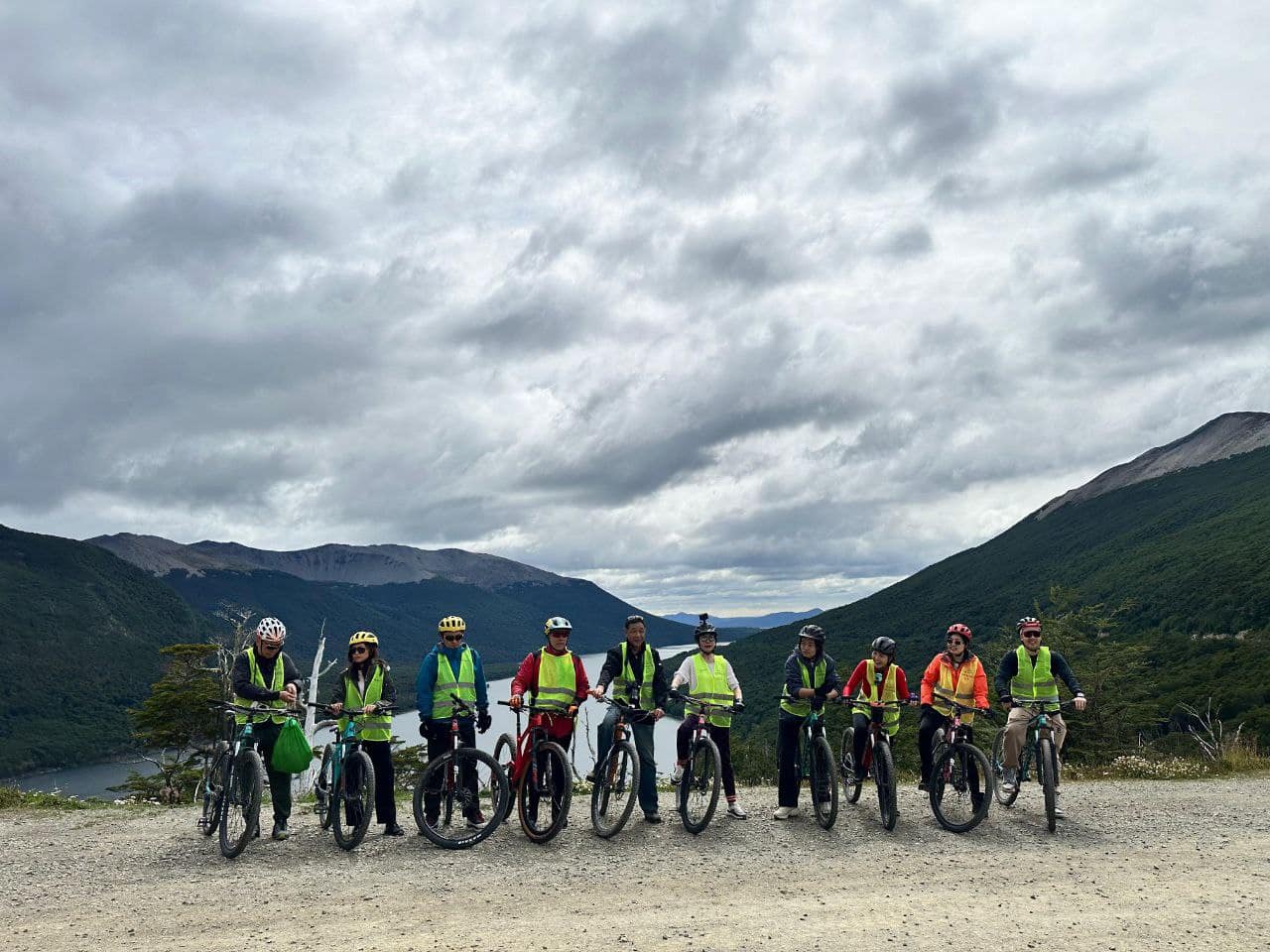 Ciclistas de China realizaron la travesía de los Andes fueguinos