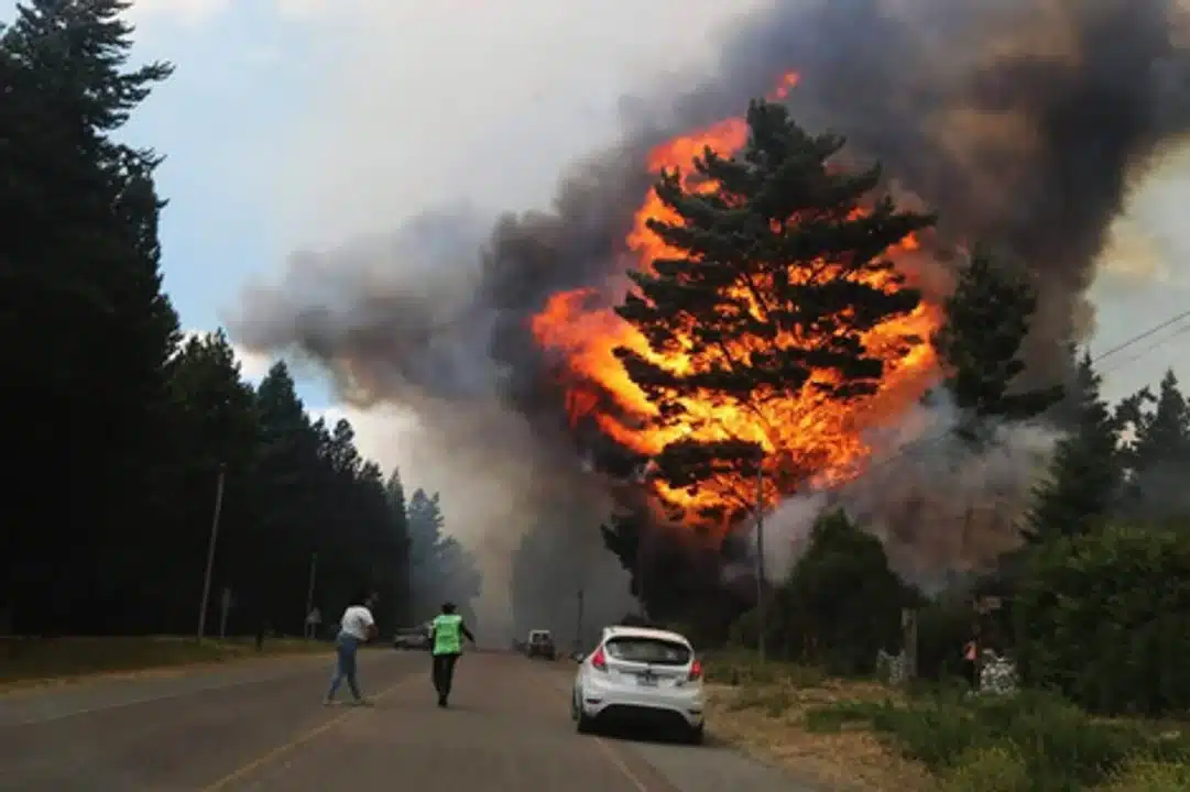 Los incendios en Epuyén y Bariloche no cesan