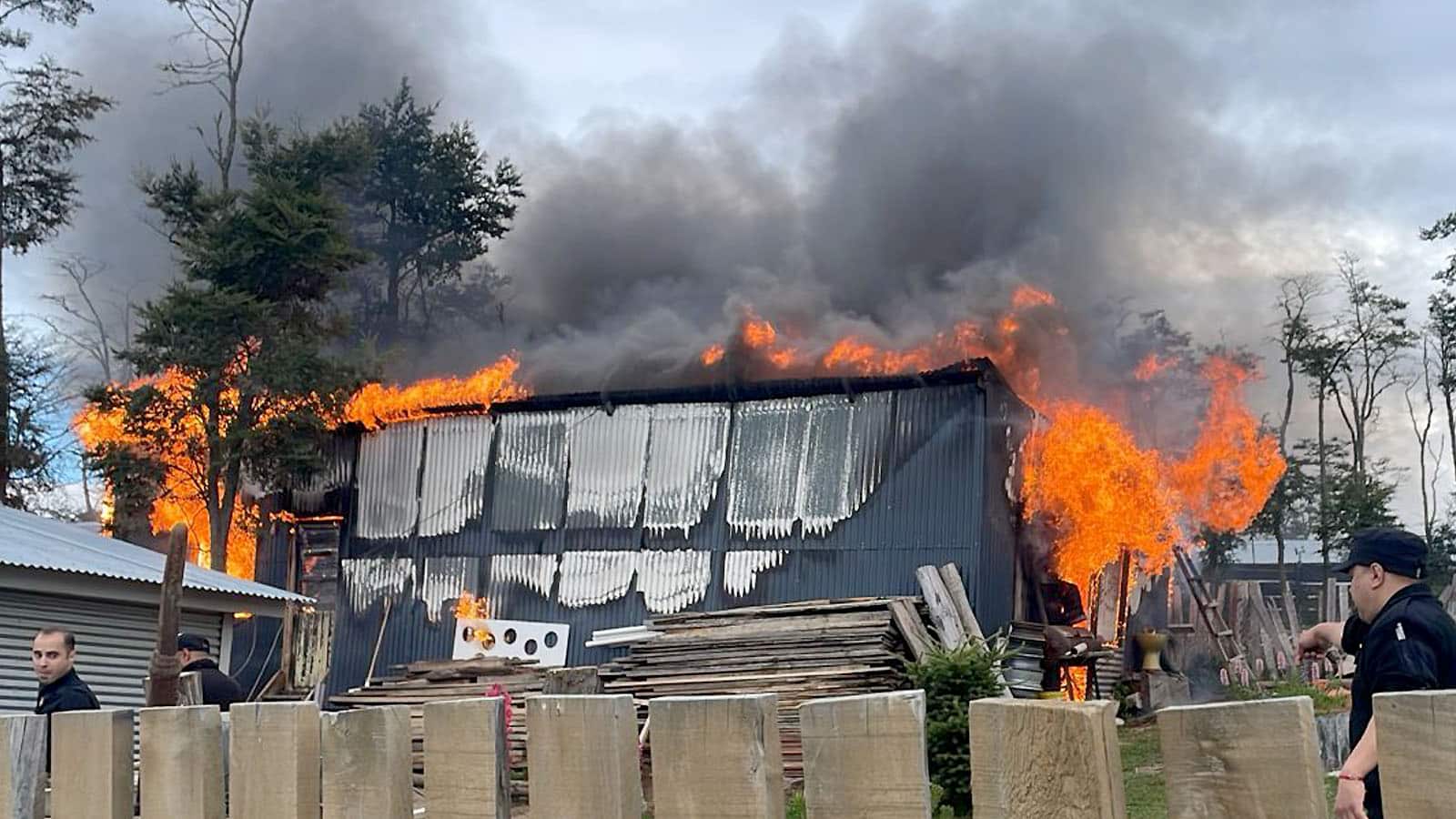 Incendio destruyó un depósito y un departamento