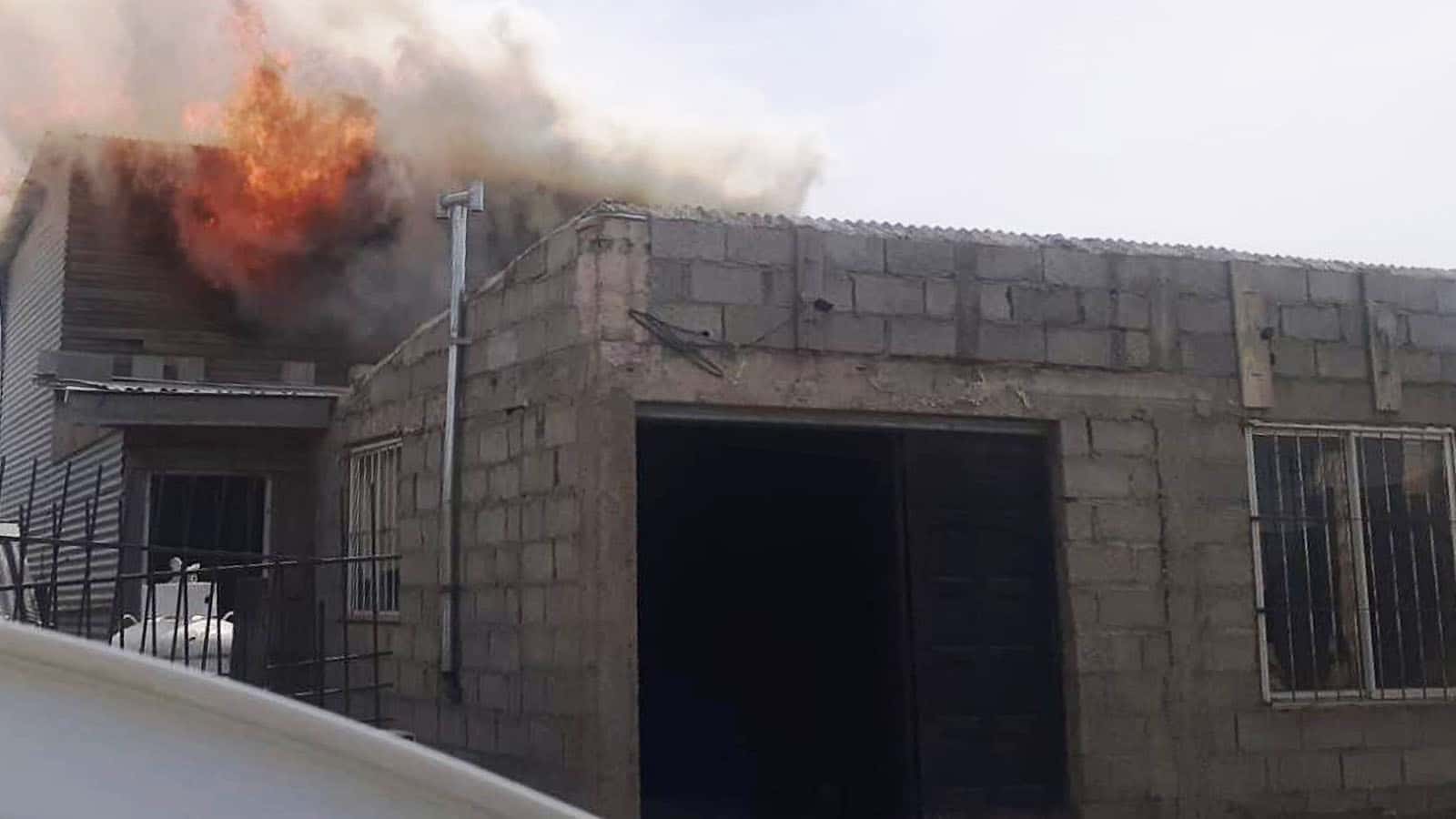 Incendio destruyó un sector de una vivienda de dos pisos