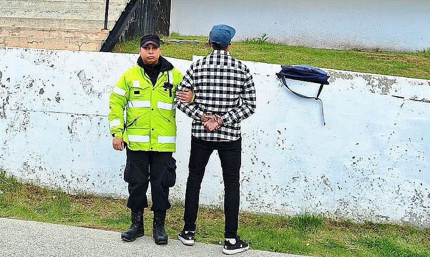 La policía aprehendió a un sujeto con dos celulares sustraídos de un local comercial