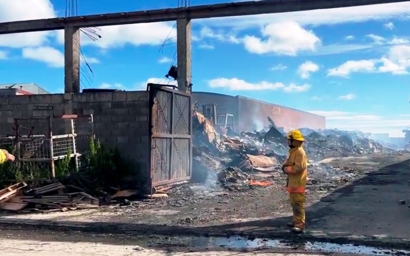 Bomberos controlan el fuego que se había reiniciado en los restos de un galpón incendiado