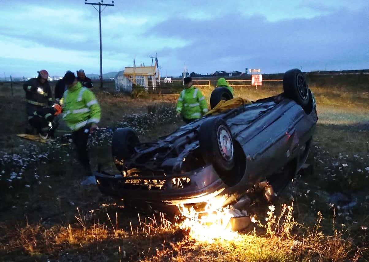 Vehículo volcó sobre la ruta 3