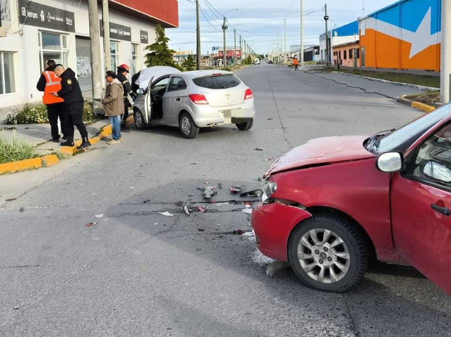 Choque entre dos vehículos y un herido