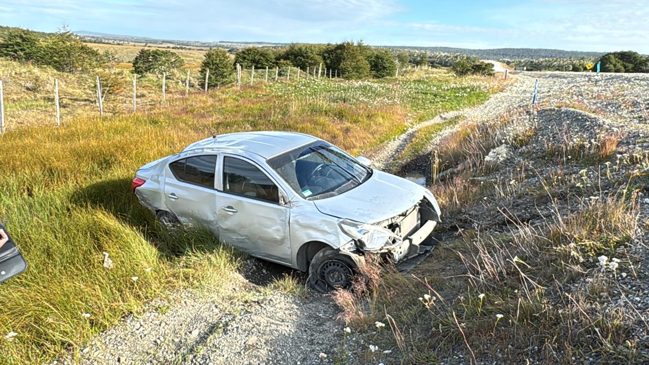 Un vehículo despistó y volcó sobre la ruta 3