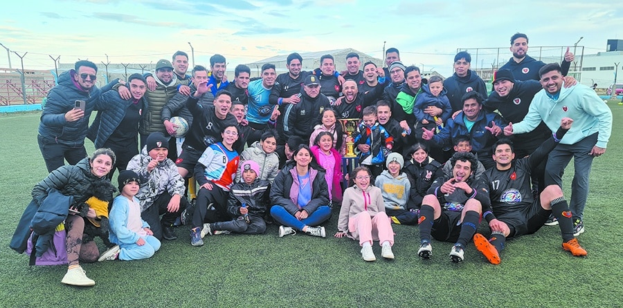 Unión Santiago tocó el cielo con las manos, gritó campeón